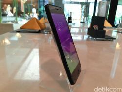 Layar Kingkong Ponsel Ini Kuat Banget, Bisa Buat Getok Paku