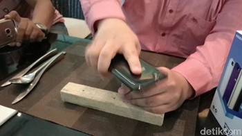 Hampir satu menit paku itu digetok. Foto: Yudhianto/detikINET