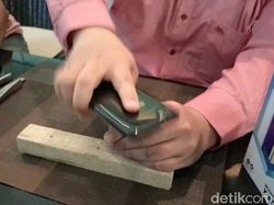 Layar Kingkong Ponsel Ini Kuat Banget, Bisa Buat Getok Paku