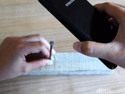 Layar Kingkong Ponsel Ini Kuat Banget, Bisa Buat Getok Paku