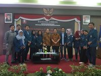 Taufik Kurniawan berpose bersama civitas akademika Undip.