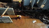 Sejumlah pekerja, tengah, mengerjakan perbaikan saluran air di Jalan KH Noer Ali, Kalimalang, Kota Bekasi, Kamis (14/09/2017).