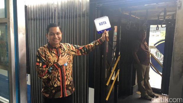 Hari Pelanggan Nasional, Direksi TransJ Jadi Kasir hingga Sopir