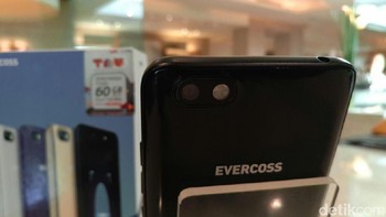 Evercoss menyematkan kemampuan 8 MP di bodi belakang dan depan. Produsen lokal ini juga membekalinya dengan filter stiker ala Snapchat atau Instagram yang menawarkan karakter-karakter lucu. (Foto: detikINET/Yudhianto)