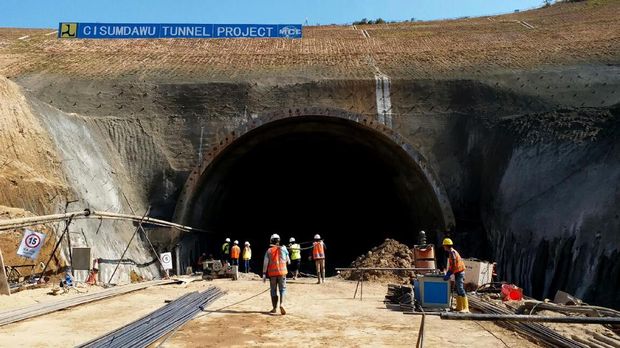 Mengintip Terowongn yang Tembus Gunung Banyumas Hingga Perut Jakarta