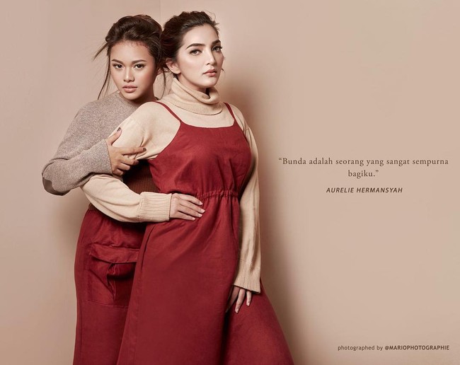 Menjalani sesi foto bersama Mario Photographie, Ashanty dan Aurel tidak terlihat seperti ibu dan anak tiri. Foto: Dok. Instagram