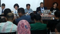 (Kiri ke kanan) Ketua Tim Pencari Fakta PBB untuk Kasus Rohingya Marzuki Darusman, Perwakilan ASEAN Intergovernmental Commission of Human Right (AICHR) Indonesia Dinna Wisnu, Moderator Subhi dan Perwakilan dari Burma Human Right Network Kyaw Win menjadi narasumber dalam diskusi di Jakarta, Kamis (14/9/2017).