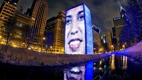 Air mancur di Chicago ini dijuluki air mancur paling kreatif. Air mancur ini memuliki 2 menara kaca yang menampilkan ribuan warga Chicago. Jadi tatkala air mancur sedang atraksi, nantinya LEDs akan menampilkan ekpresi wajah warga yang sedang menyeruput air (CNN Travel)