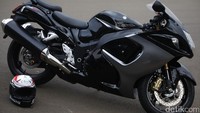 Hayabusa tidak ada marketnya di Indonesia. Tax untuk impornya mempengaruhi sekali akan harga jual (Hayabusa) sehingga menjadi cukup mahal. Masuk kesini harganya menjadi Rp 300 juta lebih, 2 sampai 3 kali lebih mahal dari Jepang, katanya saat berkunjung ke markas detikOto di akhir tahun 2017 lalu. Foto: Hasan Al Habshy