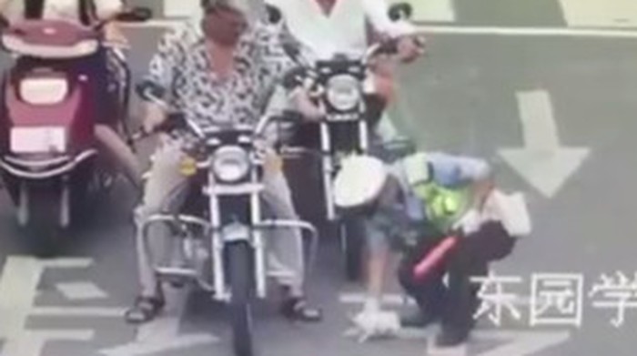 So Sweet! Polisi Ini Selamatkan Anak Kucing di Tengah Jalan