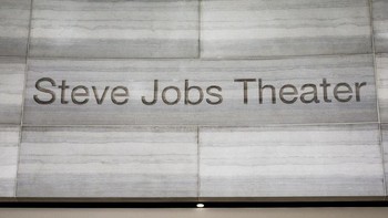 Tulisan di depan Steve Jobs Theater. (Foto: cnet)