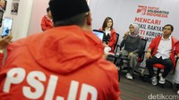 Sekjen PSI Raja Juli Antoni mendampingi Ketua Umum PSI Grace Natalie menyambut kedatangan Danik Eka Rahmani.