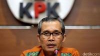 KPK menetapkan Ketua DPRD Banjarmasin Iwan Rusmali dan Wakil Ketua DPRD Banjarmasin Andi Effendi sebagai tersangka. Keduanya disangka menerima suap terkait persetujuan rancangan peraturan daerah (raperda) penyertaan modal Kota Banjarmasin kepada PDAM sebesar 50,5 miliar.