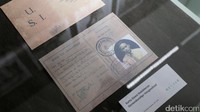 Kartu mahasiswa kedokteran jaman dulu juga ikut dipamerkan.