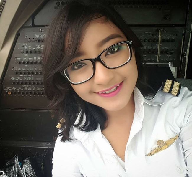 Elesta Apriliana Wulansari adalah gadis cantik kelahiran asal Berebes, Jawa Tengah. Ia merupakan seorang pilot di maskapai Trigana Air. Foto: Instagram