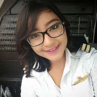 Elesta Apriliana Wulansari adalah gadis cantik kelahiran asal Berebes, Jawa Tengah. Ia merupakan seorang pilot di maskapai Trigana Air. Foto: Instagram
