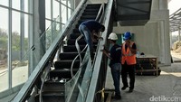 Stasiun untuk kereta bandara tersebut dilengkapi dengan eskalator. Saat ini, beberapa pekerja masih menyelesaikan pengerjaannya.