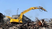 Petugas menggunakan alat berat merobohkan gedung lama di kawasan tersebut sejak bangunan itu terbakar pada Januari 2017 lalu.