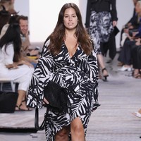 Model tampil di fashion show Michael Kors. Foto: Ist.
