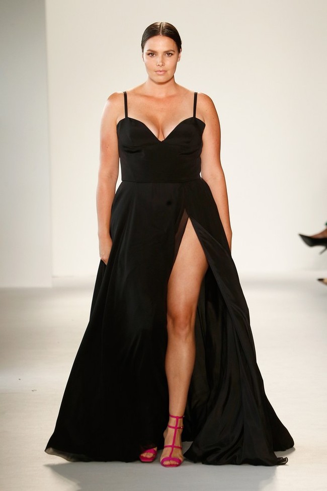 Ashley Graham kembali eksis di fashion show Christian Siriano. Foto: Ist.