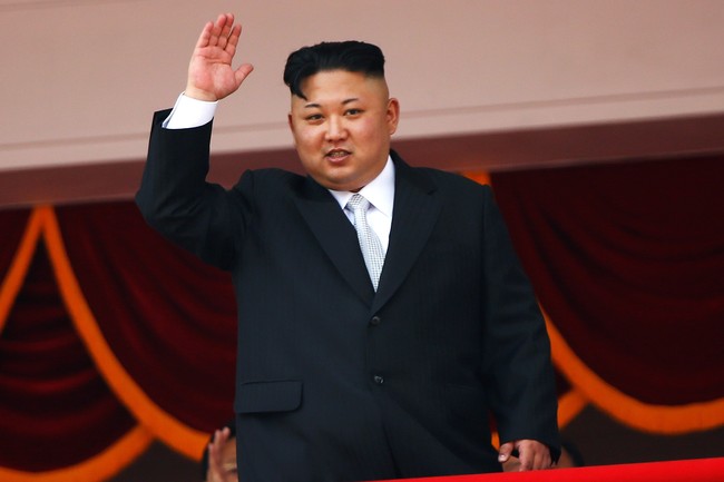Kim Jong Un pernah tampil dengan gaya rambut klimis yang diberi gel, lalu sebagian rambutnya ditata ke depan. Foto: Reuters