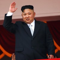 Kim Jong Un pernah tampil dengan gaya rambut klimis yang diberi gel, lalu sebagian rambutnya ditata ke depan. Foto: Reuters