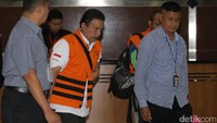 OK Arya keluar gedung KPK lengkap dengan menggunakan rompi oranye dan pengawal tahanan KPK.