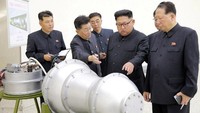 Kim Jong Un mengecek bom hidrogen untuk rudal nuklir Korea Utara. Korut mengklaim telah memproduksi bom hidrogen canggih yang bisa dimasukkan ke rudal nuklir antarbenua.  KCNA/Reuters.