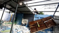 Beberapa warga juga membantu penertiban tersebut.