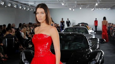 Foto: Saat Gaun Ralph Lauren Bersanding dengan Mobil Rp 530 M di Catwalk