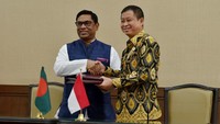Bertempat di Kantor Kementerian Energi dan Sumber Daya Mineral (ESDM), Jakarta, Jumat (15/9), Republik Indonesia dan Republik Rakyat Bangladesh menandatangani Nota Kesepahaman untuk memperkuat kerja sama bidang energi antara dua negara.  Dok. Kementerian ESDM.