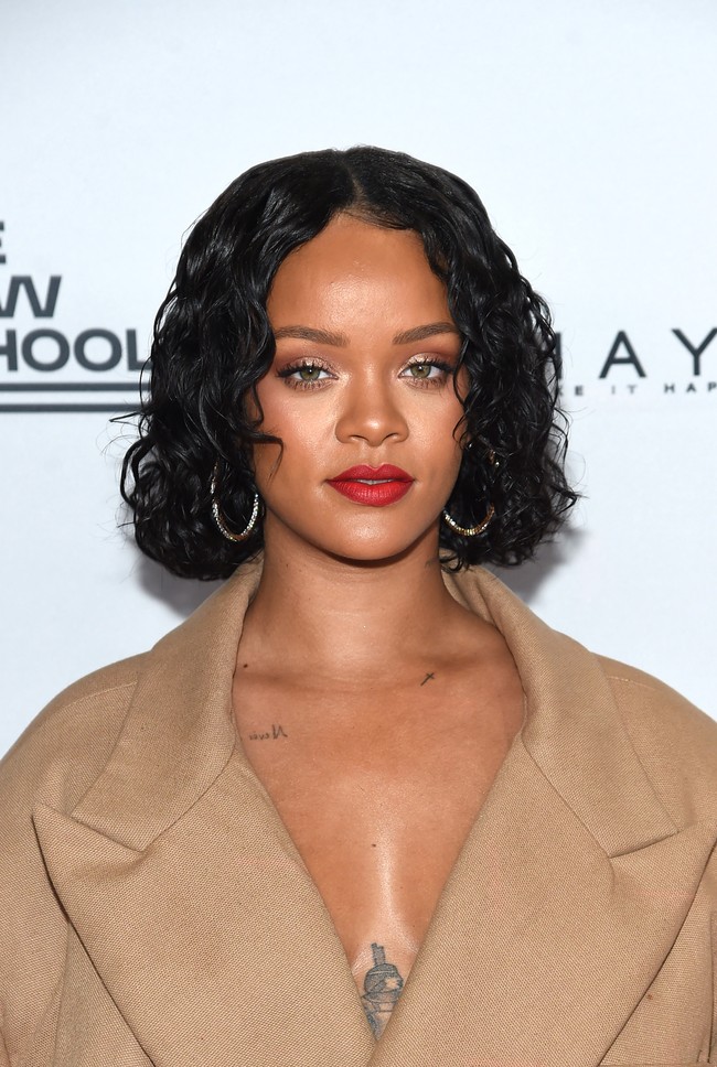 Rihanna pun tak mau ketinggalan ikut pose fish gape. Namun bibirnya terlihat lebih mengatup ketimbang selebriti lain. Foto: Getty Images
