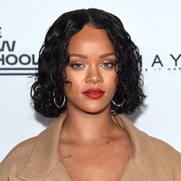 Rihanna pun tak mau ketinggalan ikut pose fish gape. Namun bibirnya terlihat lebih mengatup ketimbang selebriti lain. Foto: Getty Images