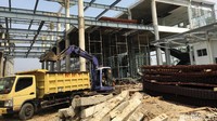 Sejumlah alat berat, truk pembawa material, dan pekerja wara-wiri keluar masuk proyek yang dipagari seng putih tersebut.
