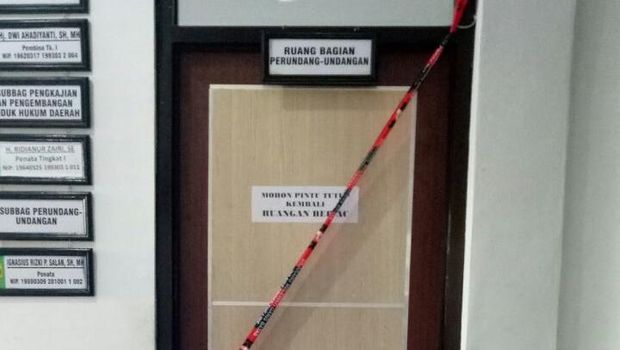 KPK juga menyegel ruang bidang perundang-undangan dan ruang Komisi II DPRD Banjarmasin. 