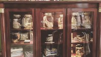 Ada juga sebuah lemari kaca yang menyimpan berbagai gelas kaca dengan berbagai jenazah hewan yang diawetkan. Di bawahnya dapat dijumpai buku-buku tentang kematian (Museum of Death New Orleans/Facebook)