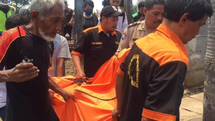 Pria Bertato Ditemukan Tewas di Pinggir Rel Kereta Cipinang