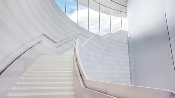 Tempatnya berada di atas, tangganya pun dibuat minimalis namun terkesan mewah. (Foto: cnet)