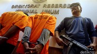Polisi menunjukan dua pelaku pembunuhan pasutri Husni dan Zakariyah di Polda Metro Jaya, Jumat (15/9/2017).