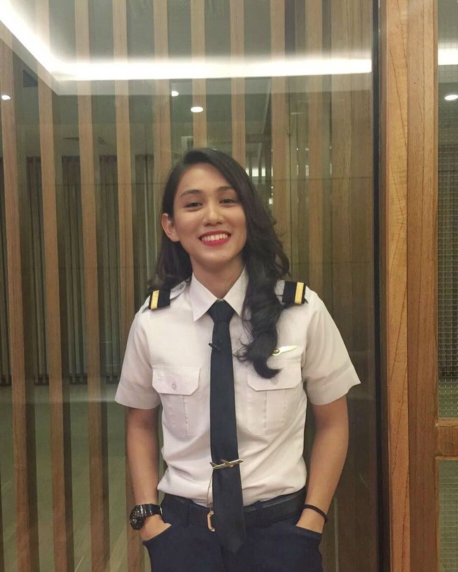 Athira Farina adalah pilot wanita yang memiliki paras cantik. Selain bisa menerbangkan pesawat ternyata ia juga mahir bermain drum. Foto: Instagram