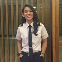 Athira Farina adalah pilot wanita yang memiliki paras cantik. Selain bisa menerbangkan pesawat ternyata ia juga mahir bermain drum. Foto: Instagram