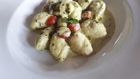 Di Jogja juga ada pasta enak, lho! Coba saja mampir ke Nanamia Pizzeria untuk mencicip Ndundari al Ricotta. Pasta gnocchi ini diberi campuran ricotta dan parmesan. Dipadukan dengan saus creamy pesto, rasanya makin enak! Foto: Dok. detikFood