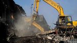 Pasar Senen yang Bekas Terbakar Mulai Dibongkar