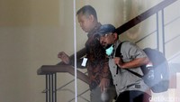 Manager Keuangan PDAM Bandamasih Trensis bertopi tiba di Gedung Merah Putih.