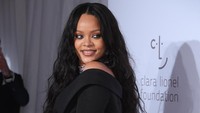 Pesona Rihanna ketika tampil dalam acara itu. Foto: Dimitrios Kambouris/Getty Images