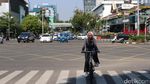 Sambil Gowes Seli, Hijaber Ini Daftar Caleg PSI