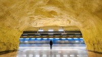Stasiun Metro Stockholm ini memiliki terowongan sepanjang 110 km dan memiliki 100 stasiun. Istimewa/Boredpanda.