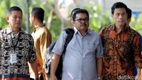 Sedangkan Muslih mengenakan kemeja abu-abu dan menenteng tas ransel warna hitam.