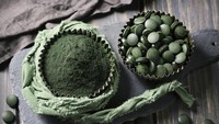Mikroalga merupakan bubuk yang bisa ditambahkan ke kopi, yogurt, atau smoothie. Mikrolaga dapat ditemukan di toko makanan kesehatan khusus karena memiliki banyak fungsi kesehatan. Foto: iStock