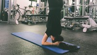 Terlihat Soyou tengah berada di tempat gym dan melakukan salah satu gerakan yoga, yaitu headstand. (foto: instagram/soooo_you)